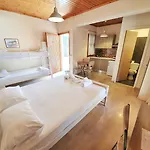 Alexaria Holidays Homes 3* Φρύνι